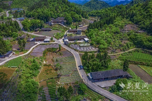 宣恩縣椒園集鎮(zhèn)至鑼圈巖段公路，全長(zhǎng)8公里，途經(jīng)椒園村、涼風(fēng)村、鑼圈巖村，該公路建成既有效帶動(dòng)沿線煙葉等產(chǎn)業(yè)發(fā)展，又是曜天眼景區(qū)的