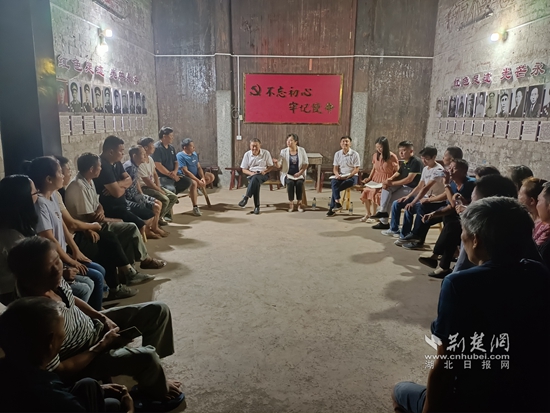 崇陽(yáng)縣金塘鎮(zhèn)黨員干部在金塘村盧家大屋村灣開(kāi)展灣子夜話,和群眾共商環(huán)境治理等事宜。.jpg