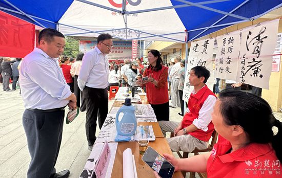“文化惠民”攤位上，志愿者展示書法作品_副本.jpg