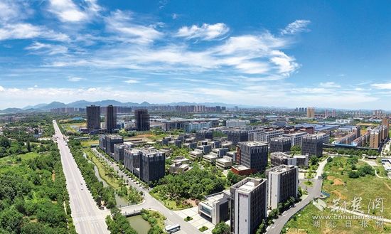 開發(fā)區(qū)·鐵山區(qū)廠房林立，風(fēng)光旖旎。.jpg.jpg