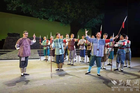 革命歷史題材楚劇《天明天亮》演出現(xiàn)場。通訊員供圖.webp.jpg