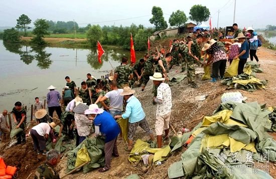 7月13日河頭村截流港管涌。軍民聯(lián)手保家園_副本.jpg.jpg