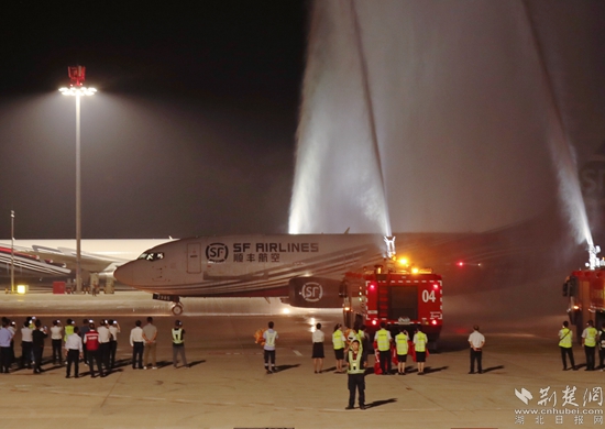 順豐B737-300航班“過水門”。金康 攝.jpg
