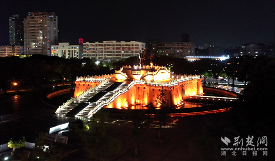 鳳凰廣場夜景。（金康  攝）.png.png
