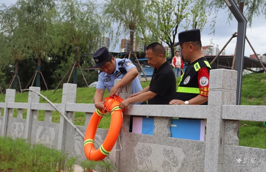 雙鶴派出所民輔警在轄區(qū)重點水域排查隱患，裝配救生工具.jpg